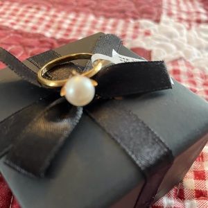 Woman’s pearl ring